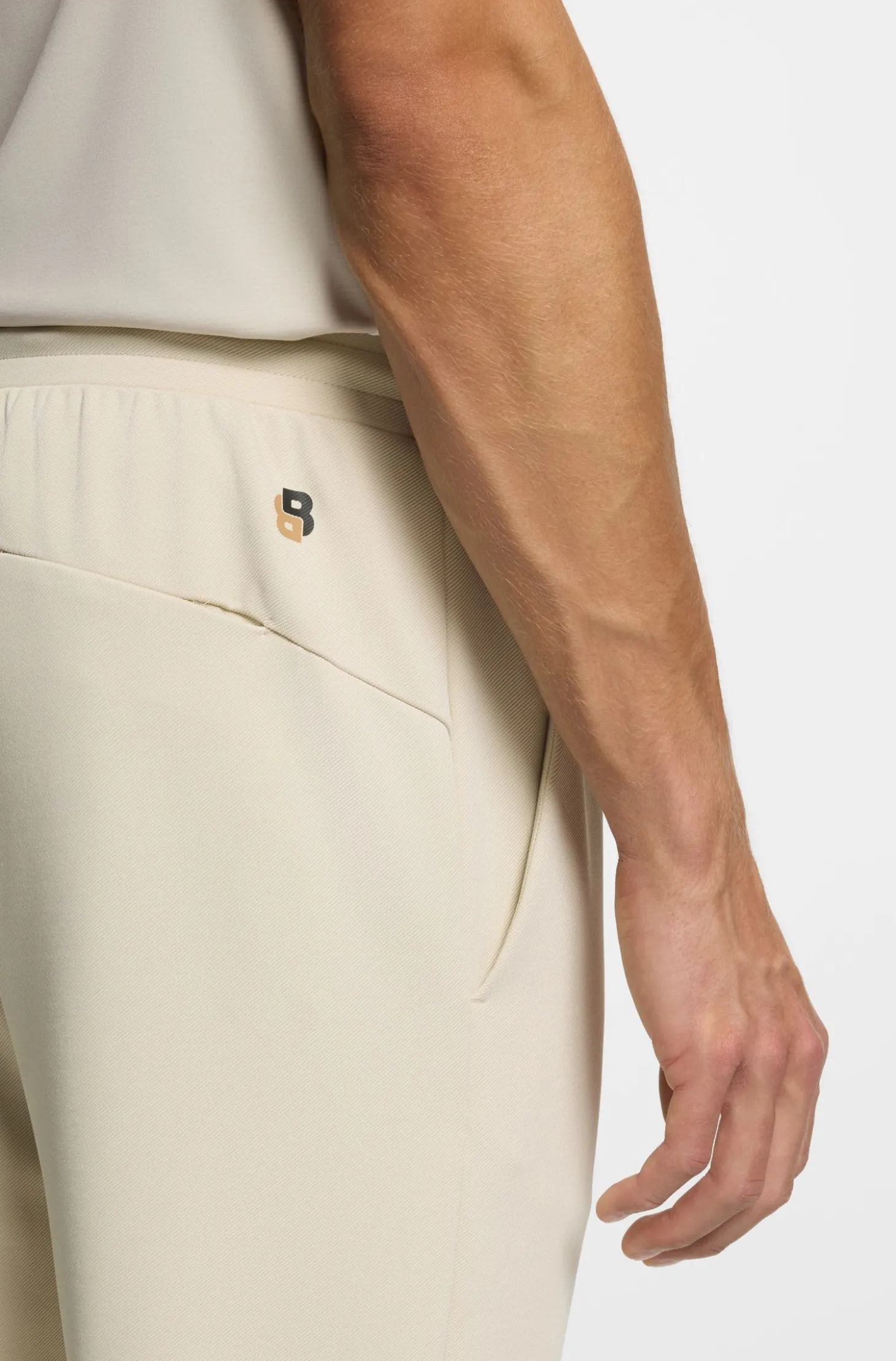 Active Jogginghose aus Stretch-Gabardine mit Reißverschlüssen an den Säumen