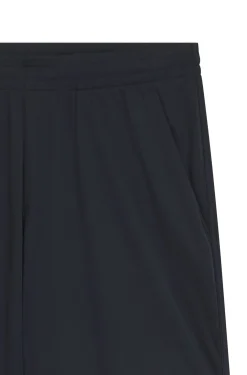 Active Shorts aus Stretch-Gewebe mit Taschen aus Mesh