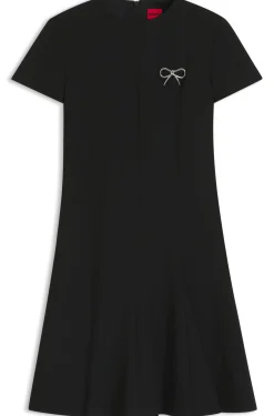 A-Linien-Kleid mit Godet-Einsätzen und Schleifenbrosche