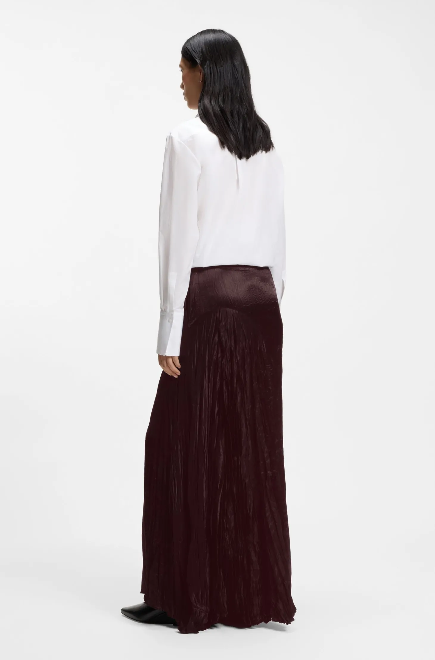 Asymmetrischer Maxirock aus Satin mit Knitter-Struktur