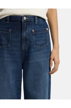 Ausgestellte Jeans aus blauem Denim