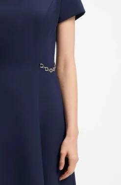 Ausgestelltes Kleid mit Ketten-Details