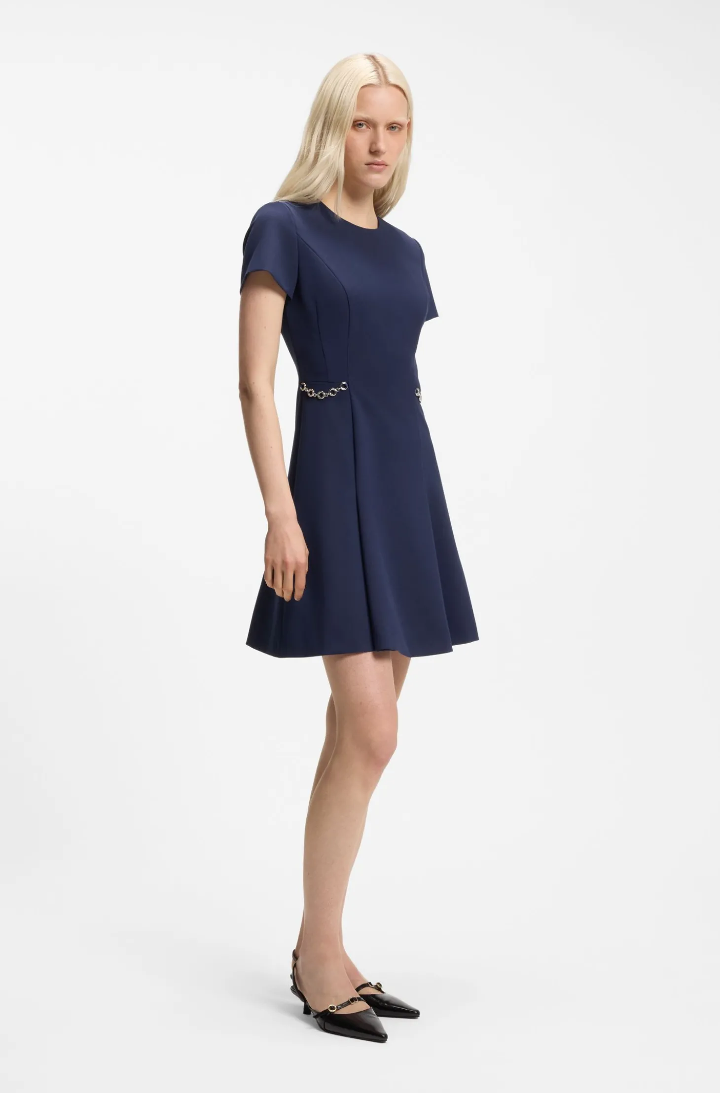 Ausgestelltes Kleid mit Ketten-Details