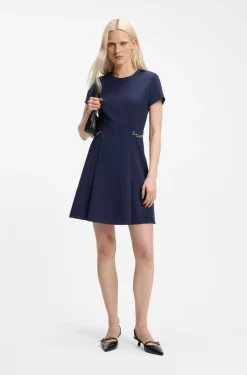 Ausgestelltes Kleid mit Ketten-Details