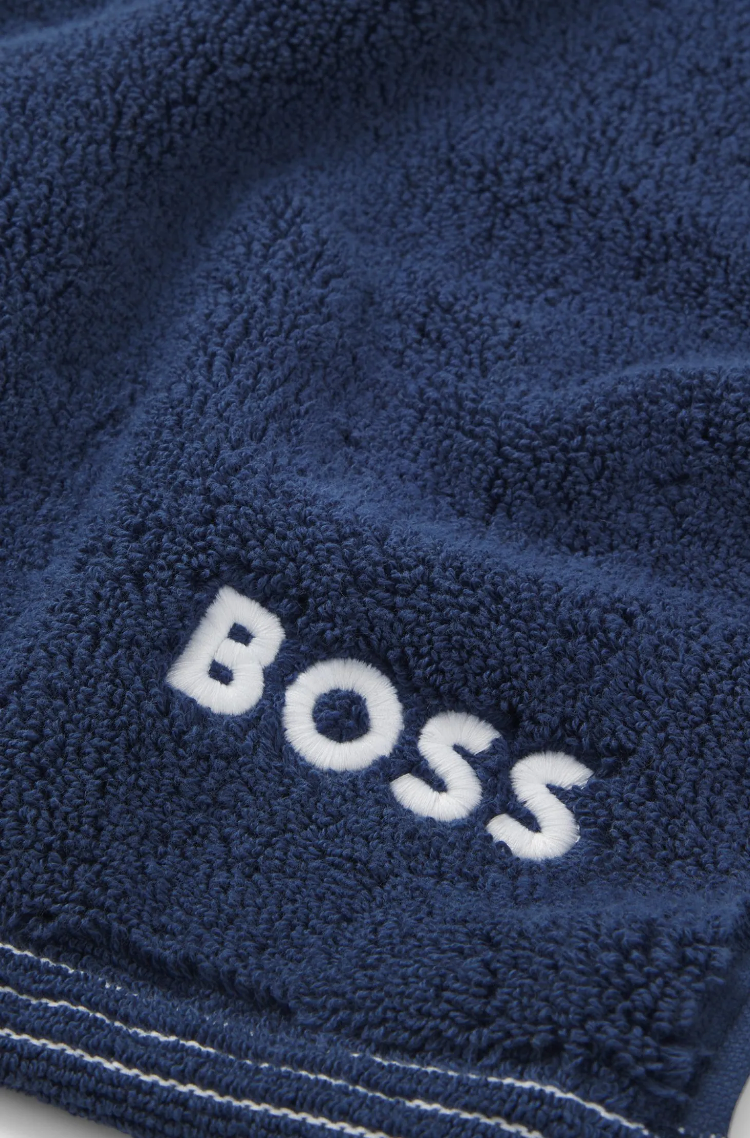 Badematte aus Baumwolle mit kontrastfarbener Logo-Stickerei