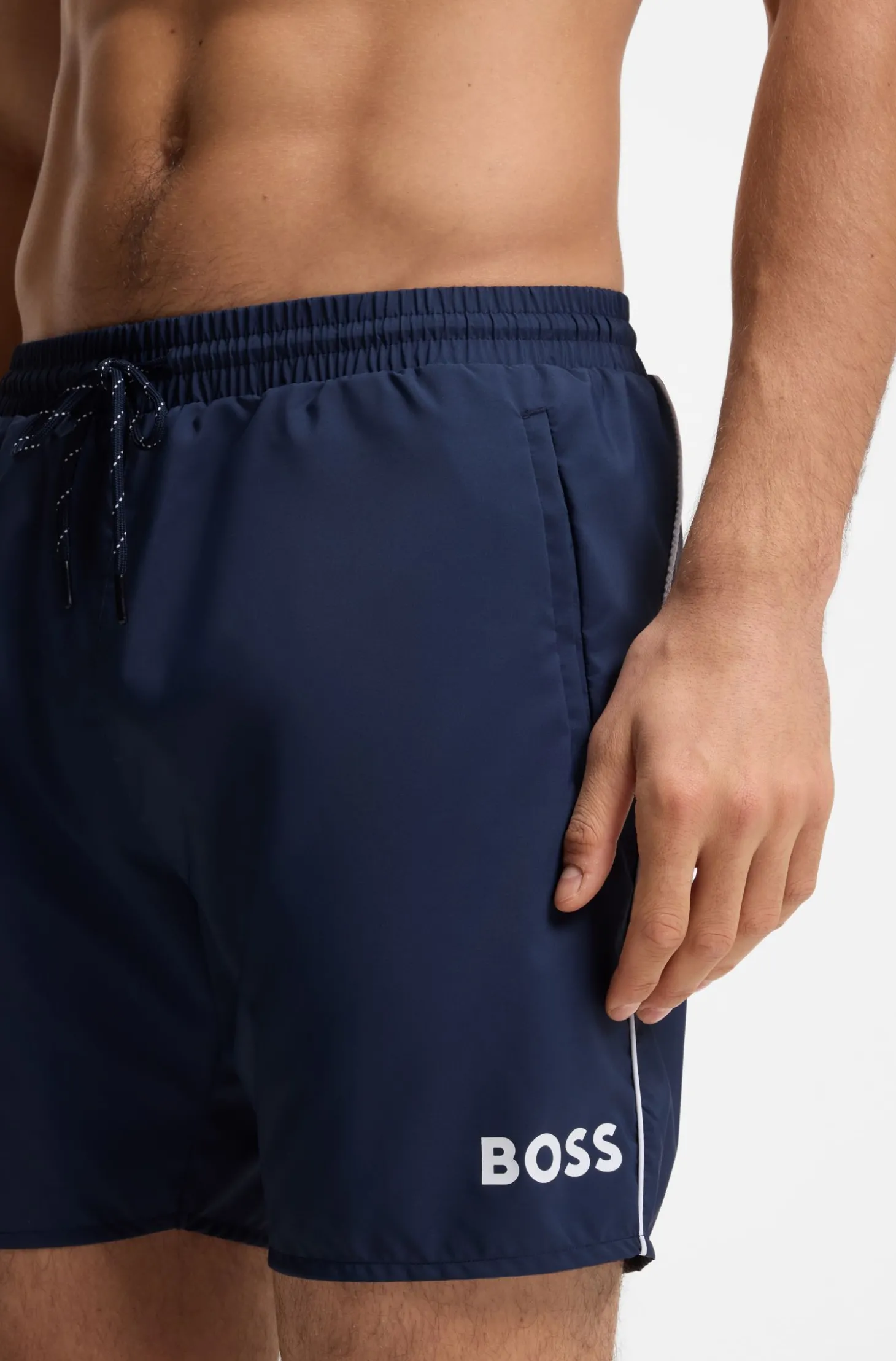 Badeshorts mit kontrastfarbenem Logo und Paspelierung