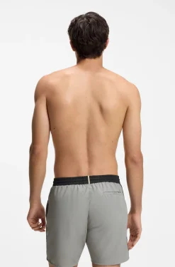 Badeshorts mit kontrastfarbenem Logo und Paspelierung