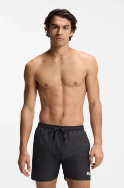 Badeshorts mit kontrastfarbenem Logo und Paspelierung