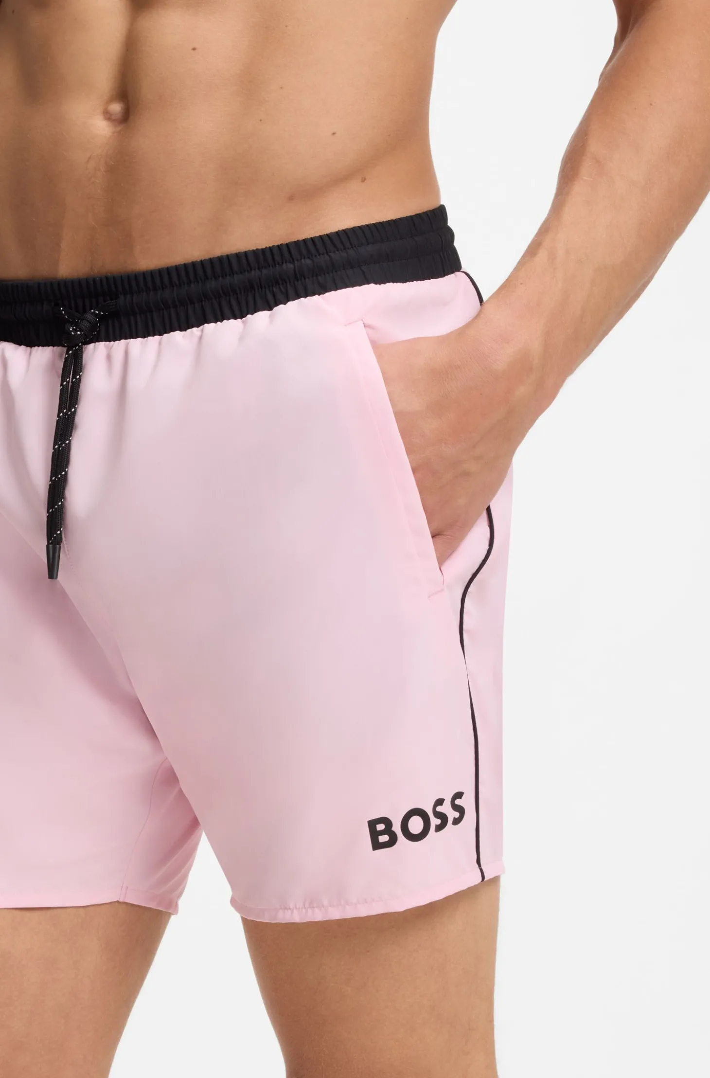 Badeshorts mit kontrastfarbenem Logo und Paspelierung