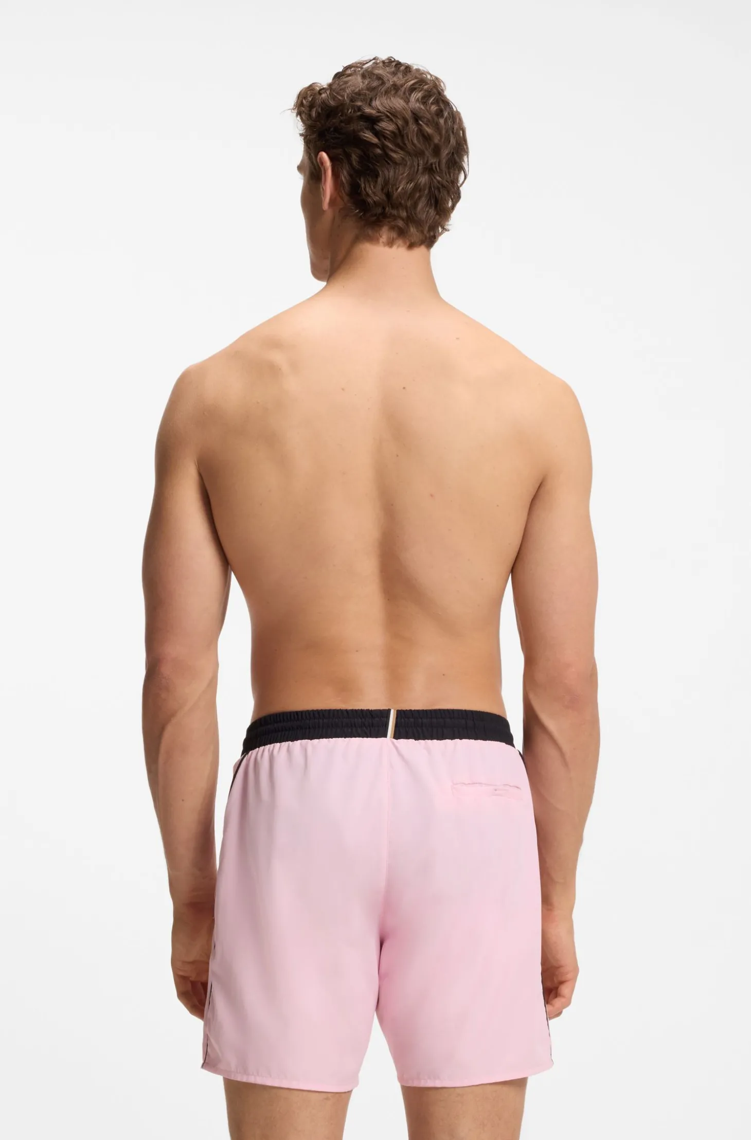 Badeshorts mit kontrastfarbenem Logo und Paspelierung