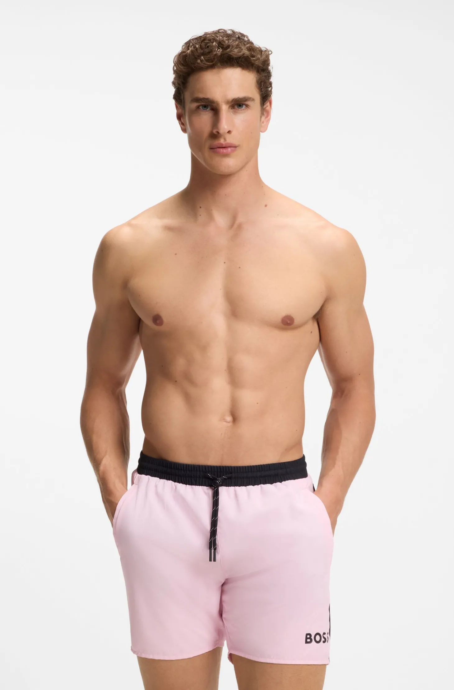 Badeshorts mit kontrastfarbenem Logo und Paspelierung