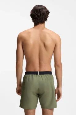 Badeshorts mit kontrastfarbenem Logo und Paspelierung
