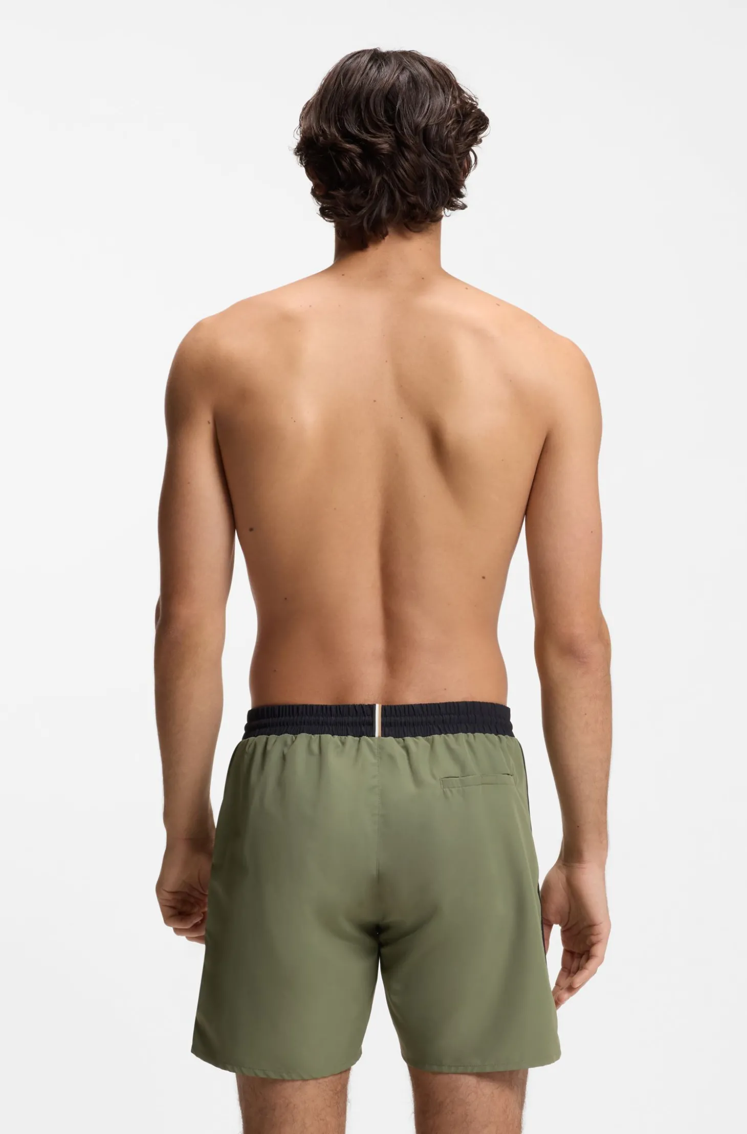 Badeshorts mit kontrastfarbenem Logo und Paspelierung