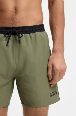 Badeshorts mit kontrastfarbenem Logo und Paspelierung