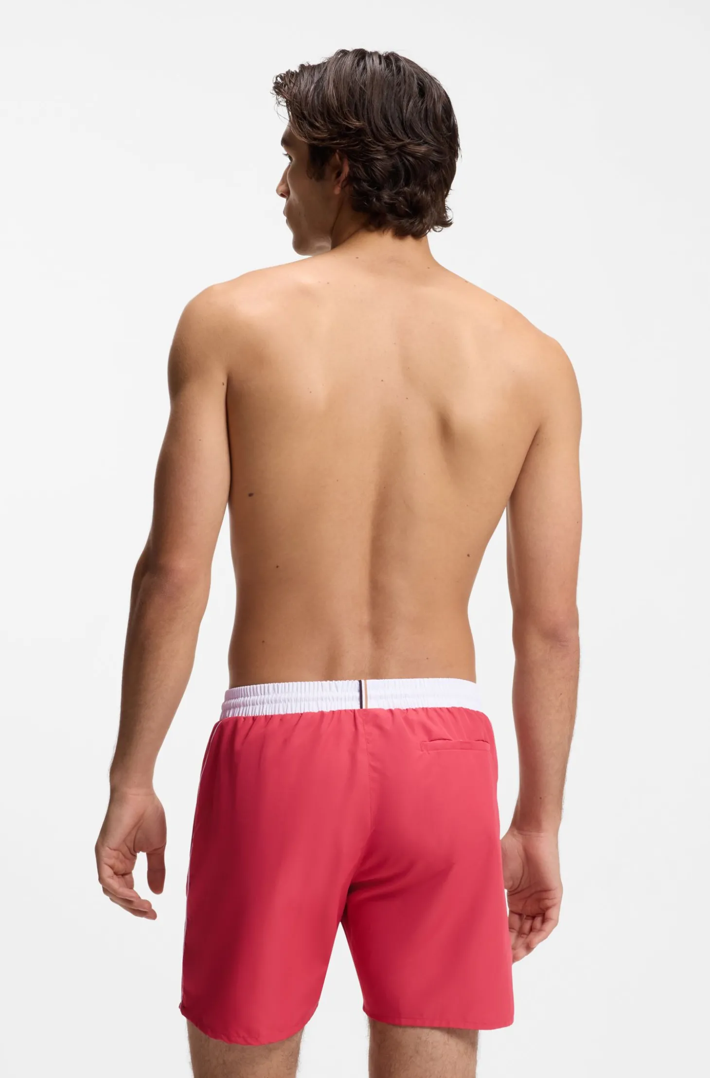 Badeshorts mit kontrastfarbenem Logo und Paspelierung