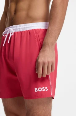 Badeshorts mit kontrastfarbenem Logo und Paspelierung