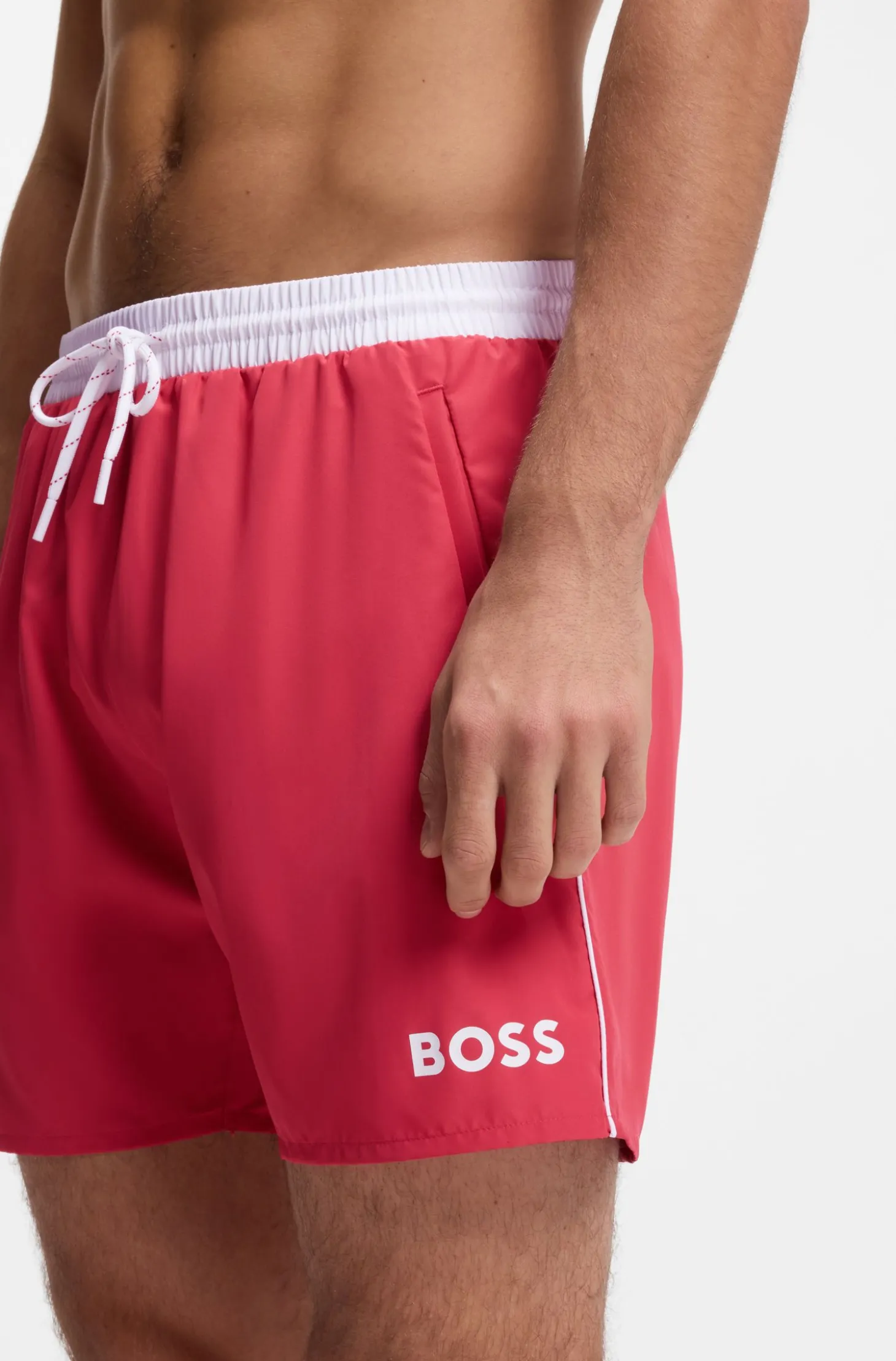Badeshorts mit kontrastfarbenem Logo und Paspelierung