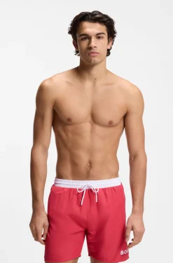 Badeshorts mit kontrastfarbenem Logo und Paspelierung