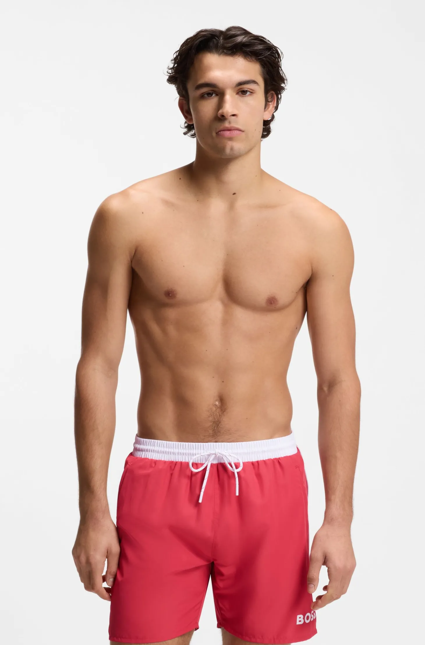 Badeshorts mit kontrastfarbenem Logo und Paspelierung