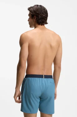 Badeshorts mit kontrastfarbenem Logo und Paspelierung
