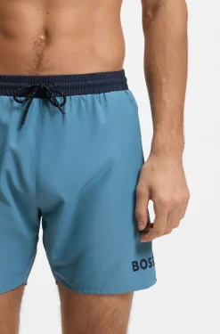 Badeshorts mit kontrastfarbenem Logo und Paspelierung