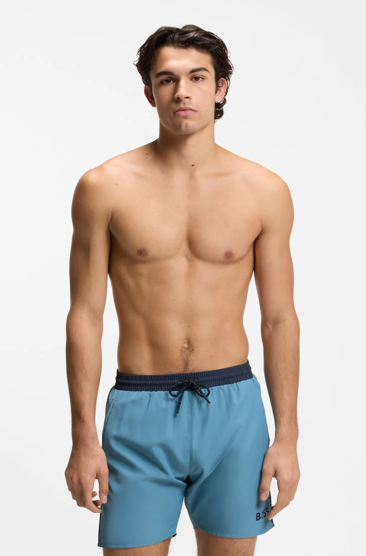 Badeshorts mit kontrastfarbenem Logo und Paspelierung