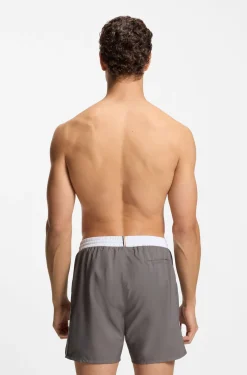 Badeshorts mit kontrastfarbenem Logo und Paspelierung