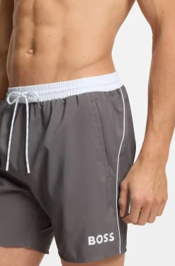 Badeshorts mit kontrastfarbenem Logo und Paspelierung