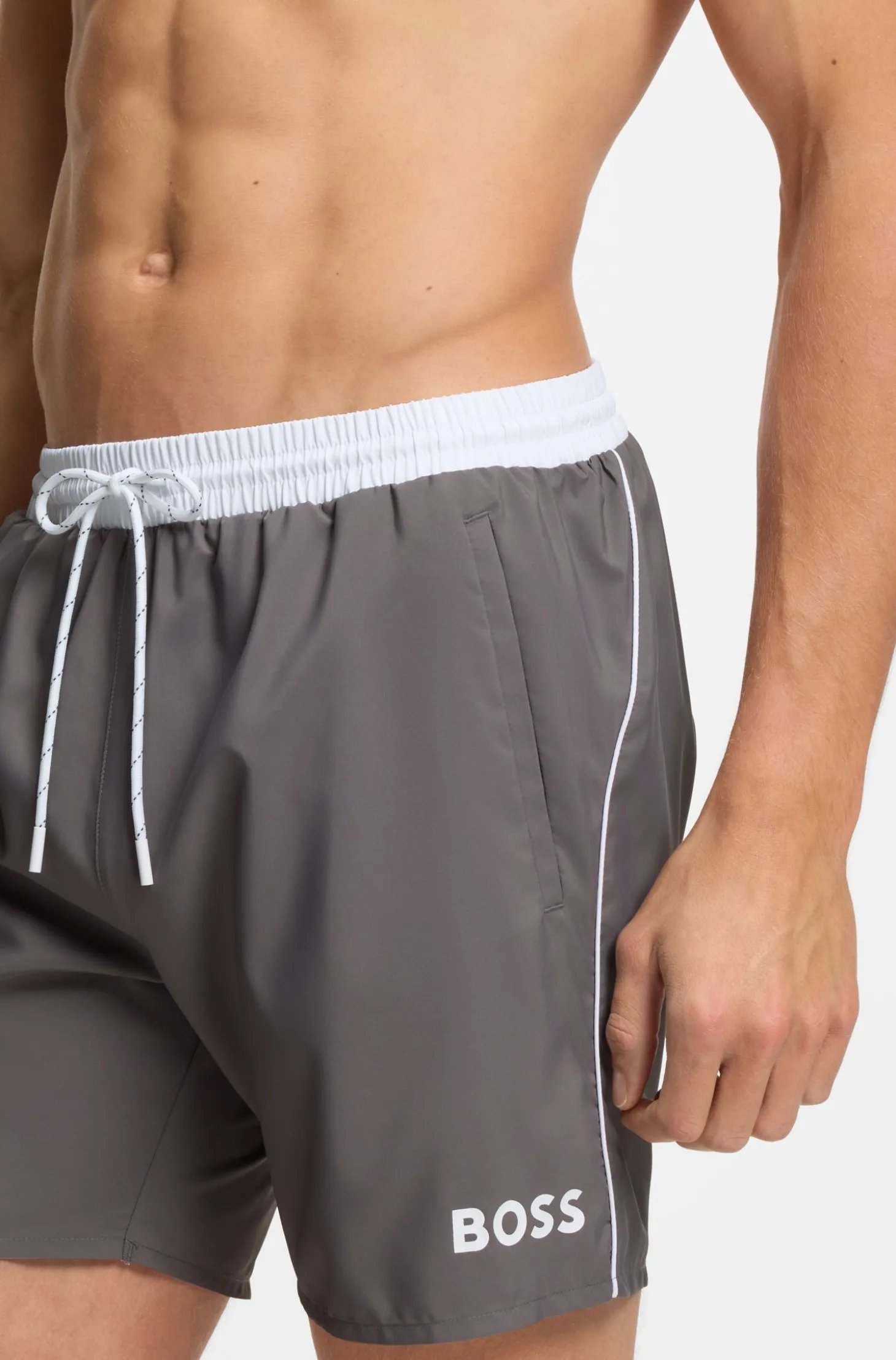 Badeshorts mit kontrastfarbenem Logo und Paspelierung