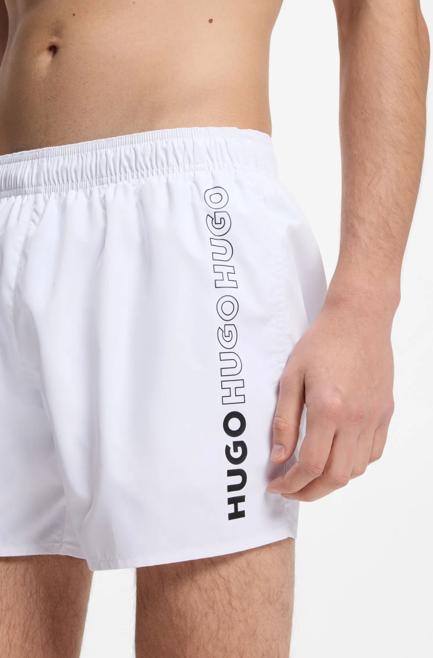 Badeshorts mit mehreren Logos
