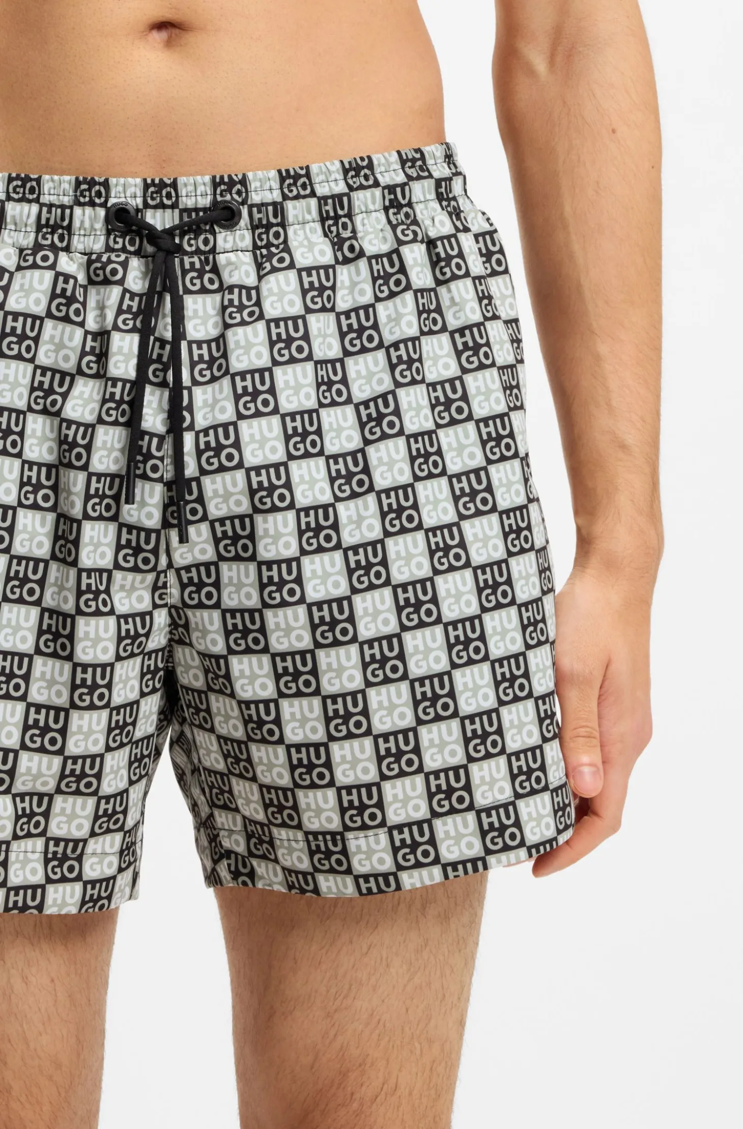 Badeshorts mit Schachbrett-Logos