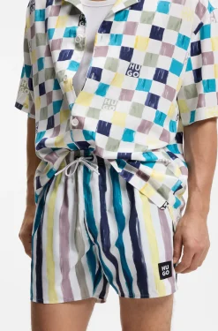 Badeshorts mit Streifen-Print aus schnell trocknendem Gewebe