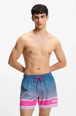 Badeshorts mit Streifen und Logo-Print