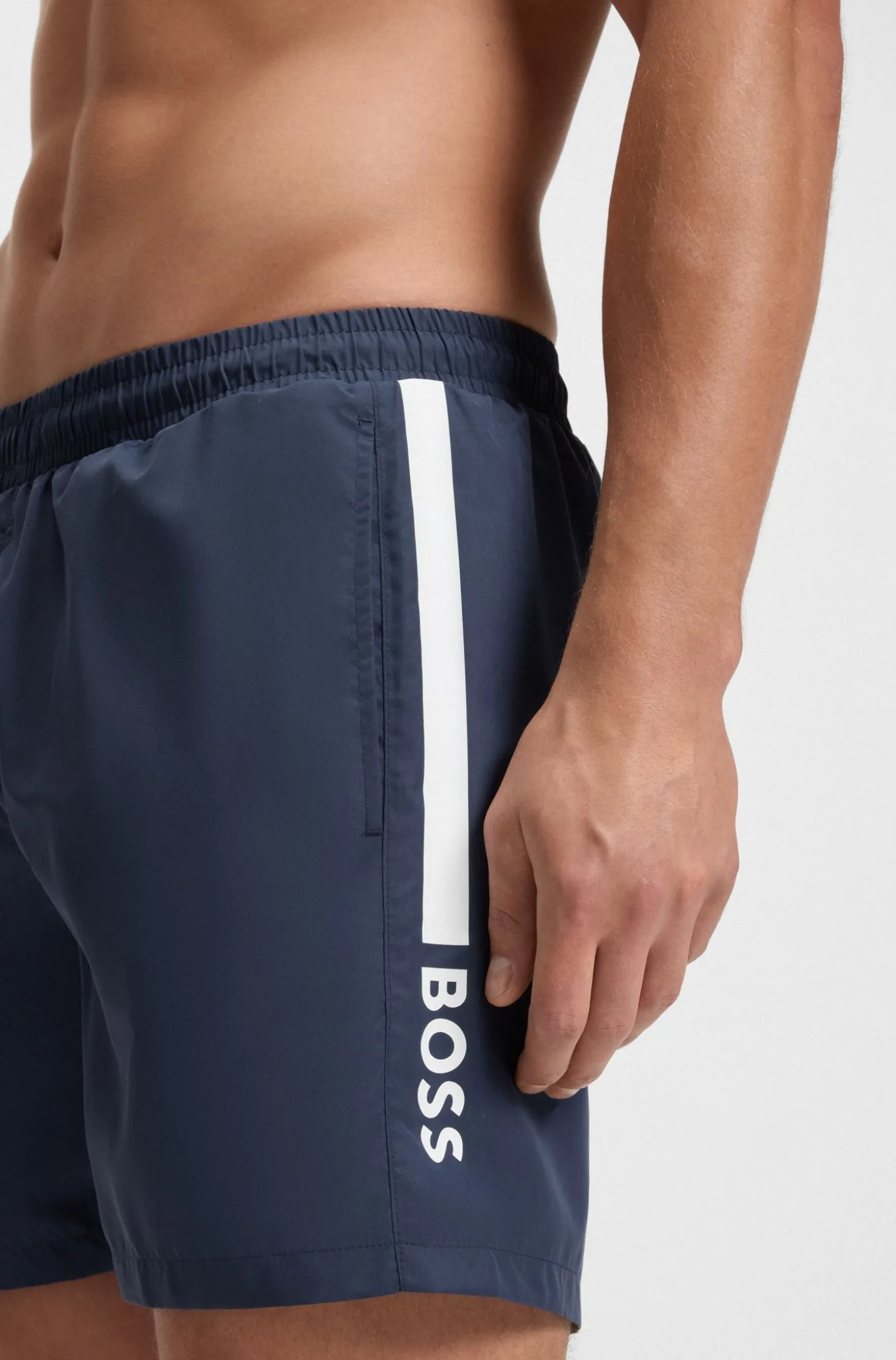 Badeshorts mit Streifen und Logo
