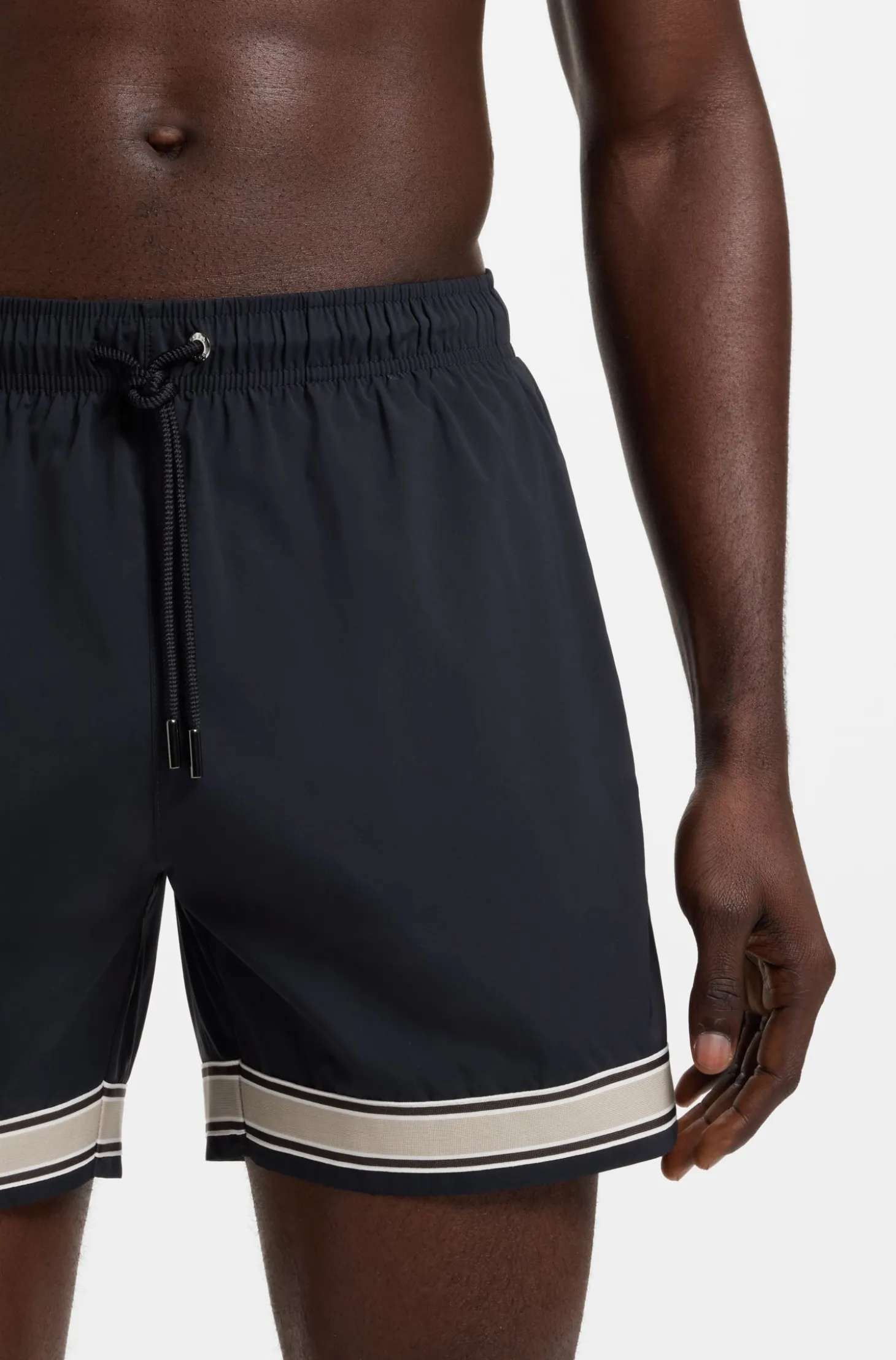 Badeshorts mit Tunnelzug aus Stretch-Gewebe und Bandbesatz