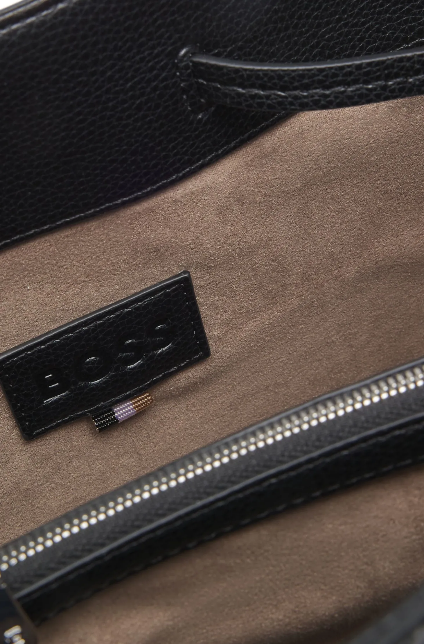 Beuteltasche aus genarbtem Kunstleder mit Double-B-Monogramm