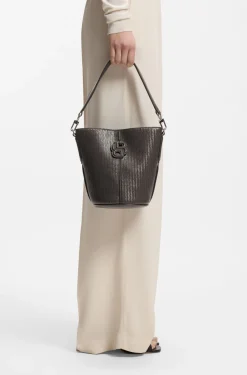 Beuteltasche mit Flechtoptik und Double-B-Monogramm