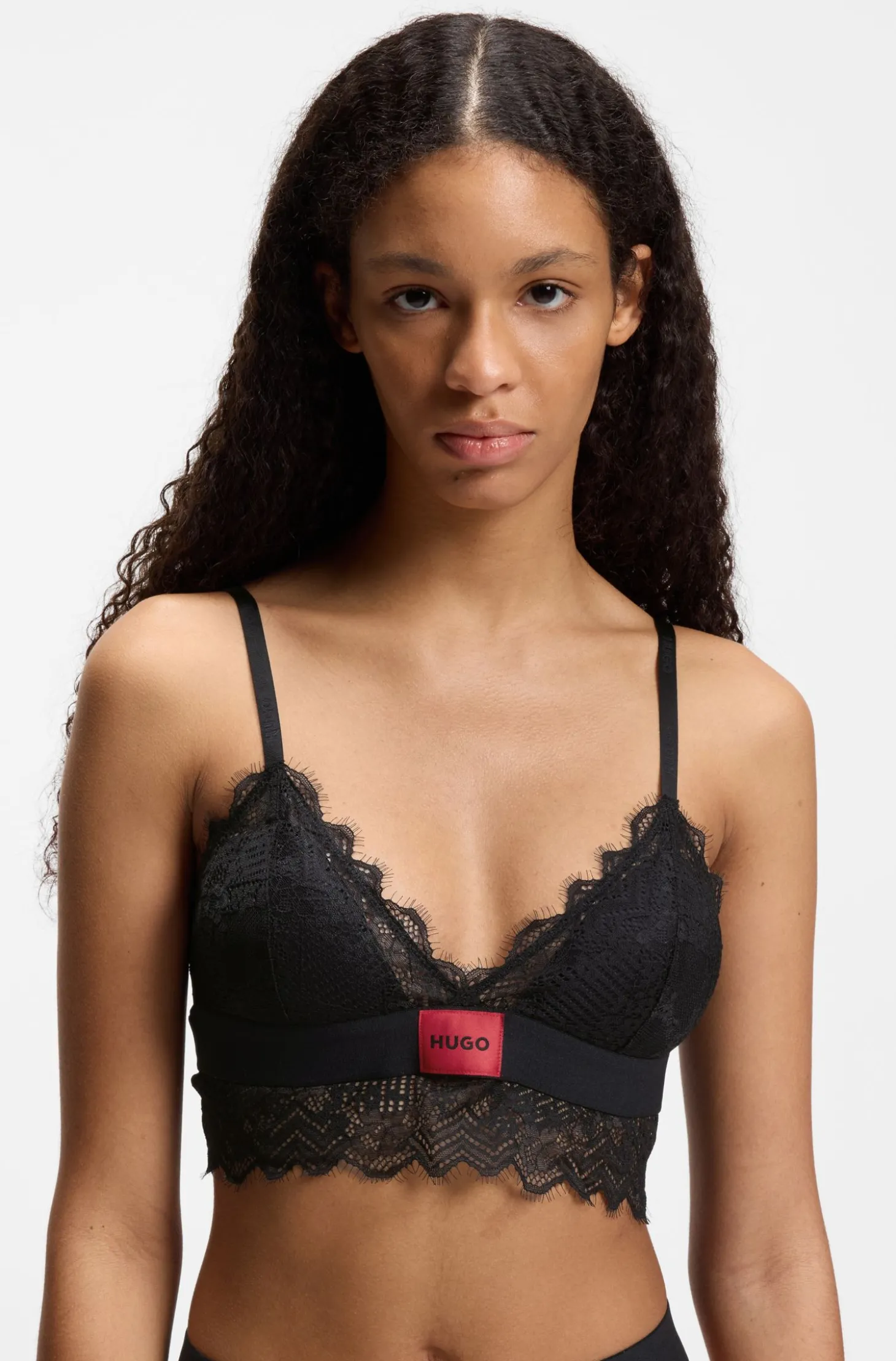 BH mit Spitzenbesatz und rotem Logo-Label