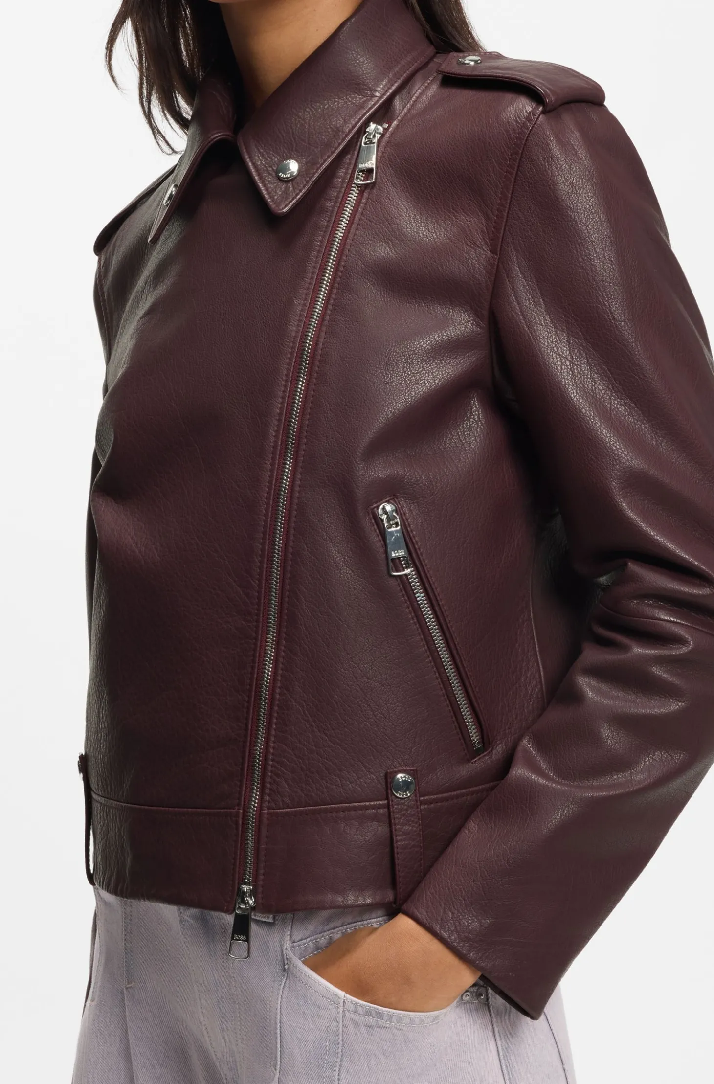Bikerjacke aus genarbtem Leder mit Reißverschlüssen und Nieten