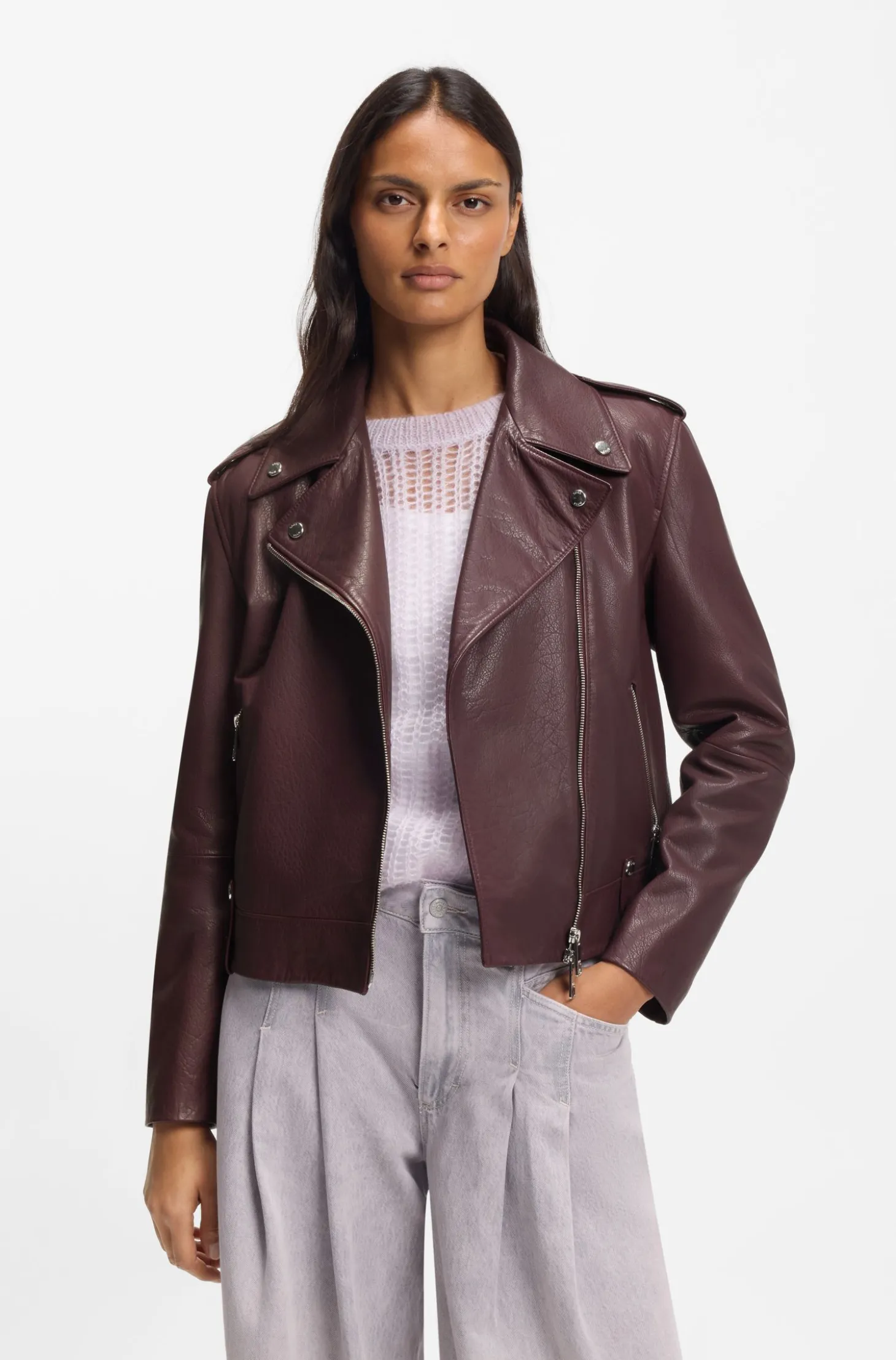 Bikerjacke aus genarbtem Leder mit Reißverschlüssen und Nieten
