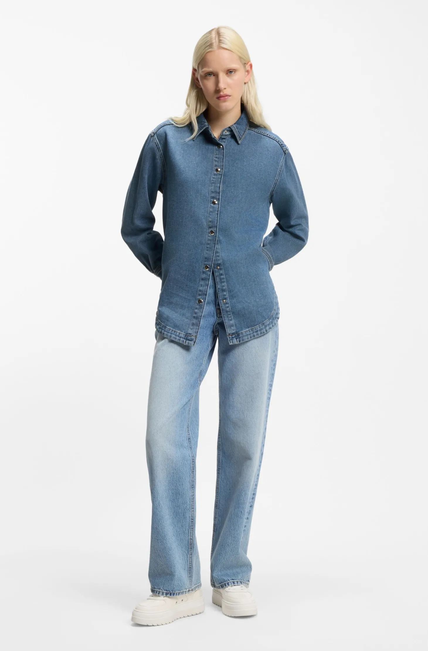 Blaues Hemd aus festem Denim