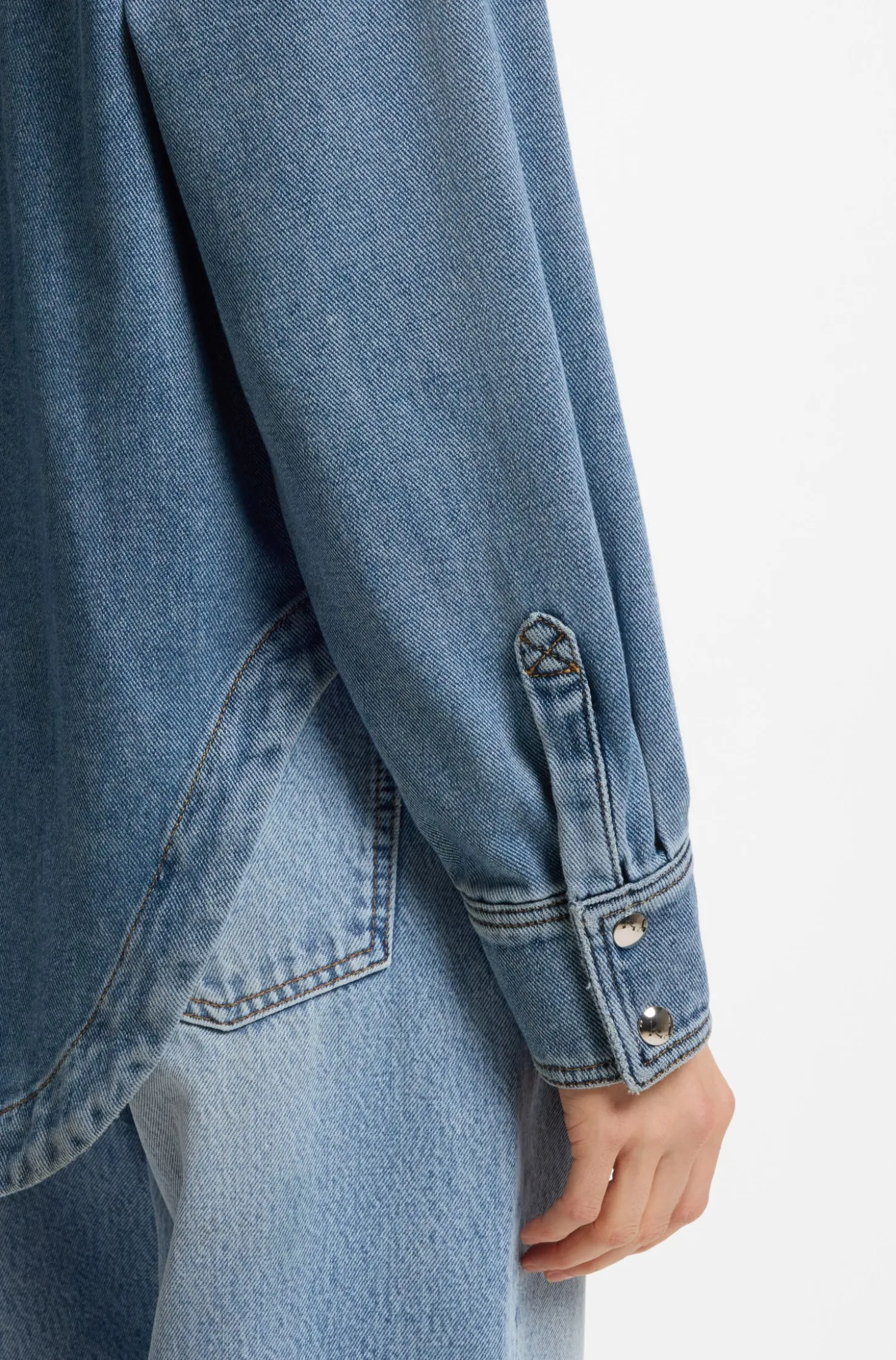 Blaues Hemd aus festem Denim