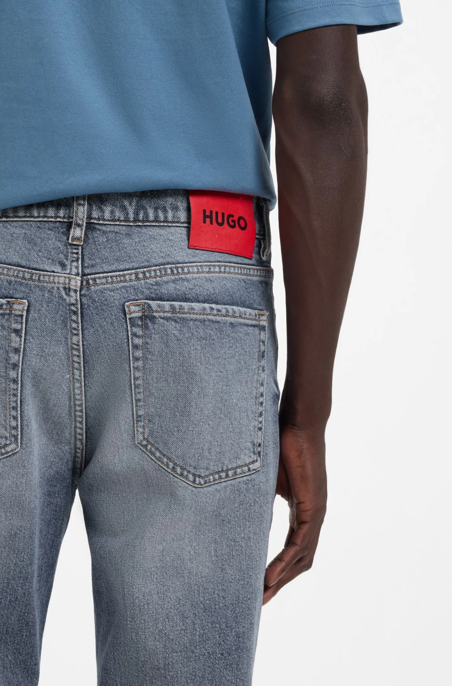 Blaue Tapered-Fit Jeans aus bequemem Stretch-Denim