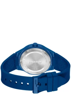 Blaue Uhr mit Logos auf dem Silikonarmband
