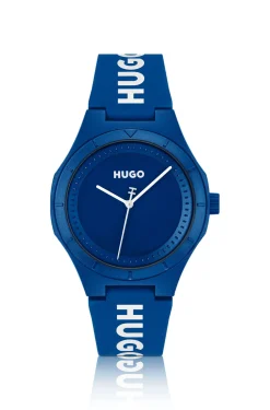 Blaue Uhr mit Logos auf dem Silikonarmband