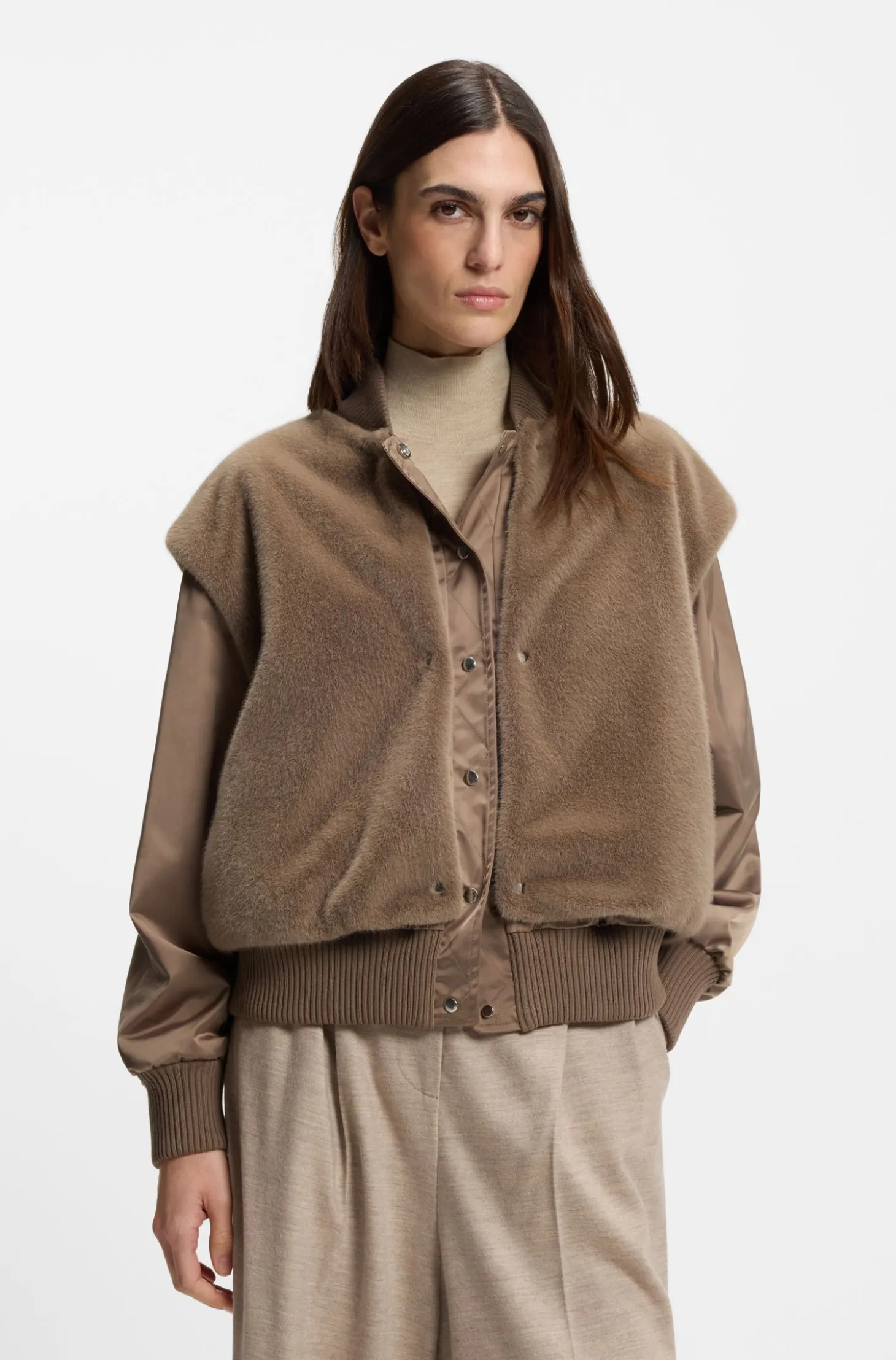 Bomberjacke aus Satin mit herausnehmbarer Weste aus Kunstfell