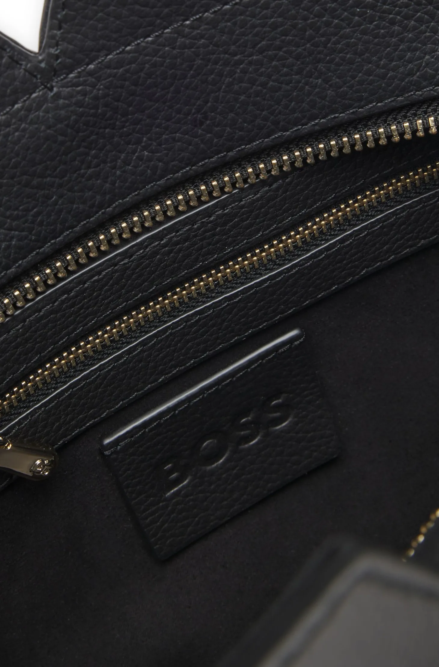 BOSS Revers kleine Tote Bag aus Leder mit Gürtel-Detail