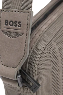 BOSS x ASTON MARTIN Umhängetasche aus Strick mit Velourslederbesatz