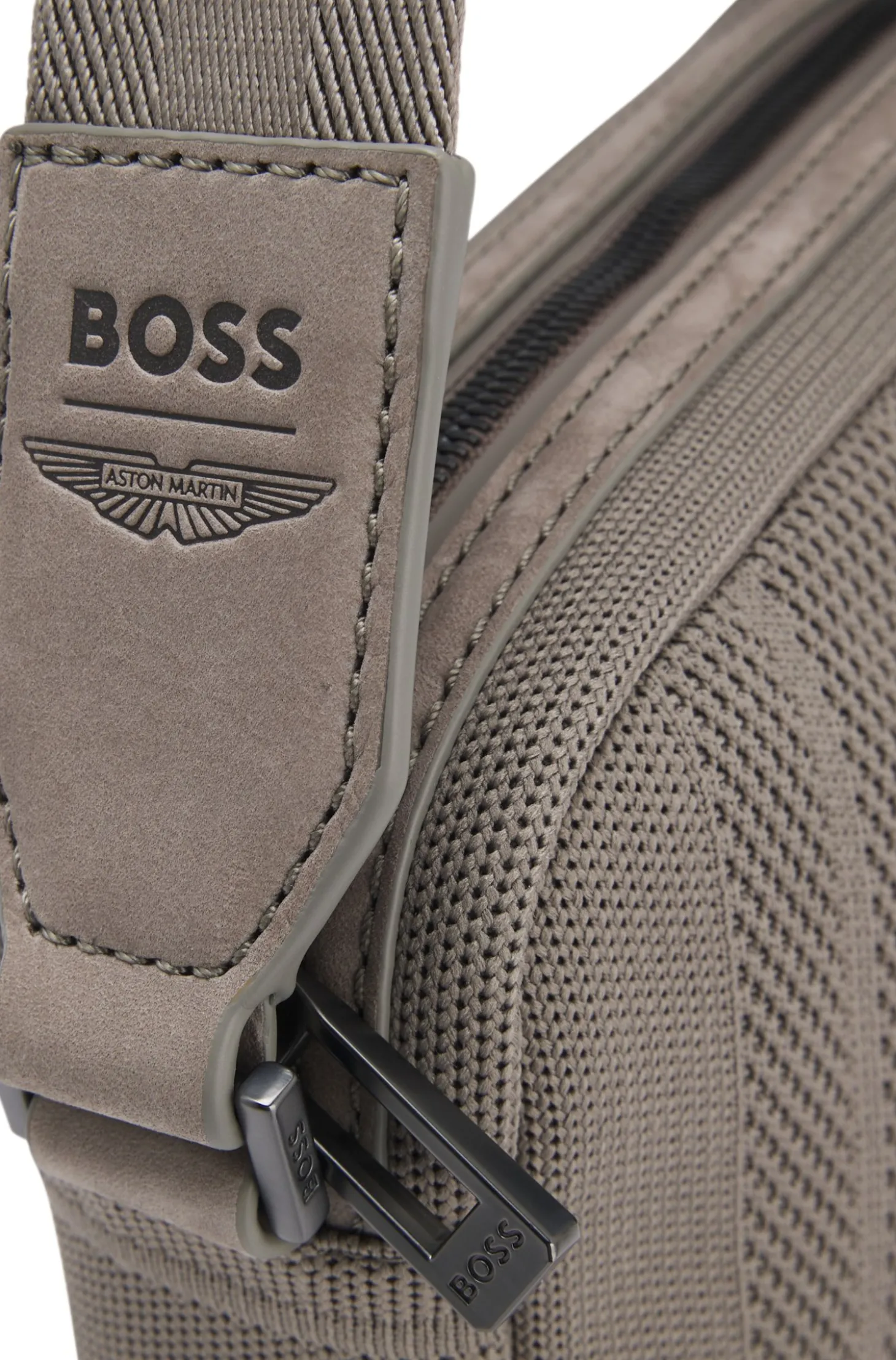 BOSS x ASTON MARTIN Umhängetasche aus Strick mit Velourslederbesatz
