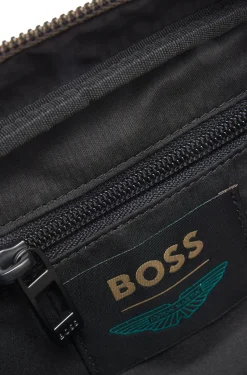 BOSS x ASTON MARTIN Umhängetasche aus Strick mit Velourslederbesatz